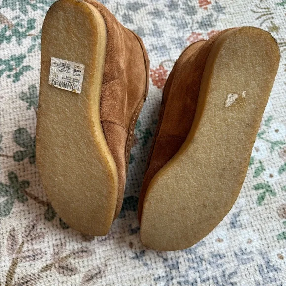 Clarks Women’s Wallabee Suede Ankle Boots with Fur Lining - Picture 4 of 5